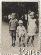1938, Mława, woj. Warszawa
Rodzeństwo Zbrzyznych, stoją od prawej Janina, Roman i Piotr. Najmłodszy Roman trzyma gazetę.
Fot. NN, zbiory Ośrodka KARTA, Pogotowie Archiwalne [PAF_051], udostępniła Barbara Zacharko