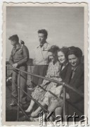 1948, Olsztyn, Polska
Rejs statkiem, na zdjęciu widoczni są: Tadeusz Skudlarski z bratem oraz uczennice liceum, w środku siedzi Barbara Zbrzyzna.
Fot. NN, zbiory Ośrodka KARTA, Pogotowie Archiwalne [PAF_051], udostępniła Barbara Zacharko.