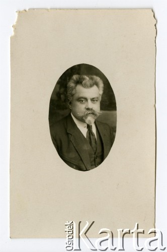 1920-1930, brak miejsca, Polska.
Zygmunt Klukowski – lekarz, historyk regionalista, żołnierz Związku Walki Zbrojnej, Armii Krajowej (kierował Biurem Informacji i Propagandy w Zamojskim Inspektoracie AK, lekarz oddziałów partyzanckich). W czasie wojny gromadził zapisy z okresu okupacji: dokumenty ruchu oporu na Zamojszczyźnie, wspomnienia, dzienniki i relacje. 
Fot. NN, zbiory Ośrodka KARTA, Pogotowie Archiwalne [PAF_032], udostępniła Alicja Kwiecińska