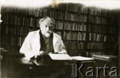 8.04.1947, Szczebrzeszyn, pow. zamojski, woj. lubelskie, Polska.
Zygmunt Klukowski – lekarz, historyk regionalista, żołnierz Związku Walki Zbrojnej, Armii Krajowej (kierował Biurem Informacji i Propagandy w Zamojskim Inspektoracie AK, lekarz oddziałów partyzanckich). W czasie wojny gromadził zapisy z okresu okupacji: dokumenty ruchu oporu na Zamojszczyźnie, wspomnienia, dzienniki i relacje. Zdjęcie zostało wykonane w jego mieszkaniu, w pomieszczeniu przeznaczonym na biblioteczkę.
Fot. NN, zbiory Ośrodka KARTA, Pogotowie Archiwalne [PAF_032], udostępniła Alicja Kwiecińska