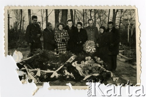 Listopad 1959, Szczebrzeszyn, pow. Zamość, woj. Lublin, Polska.
Żałobnicy nad grobem Zygmunta Klukowskiego – lekarza, historyka regionalisty, żołnierza Związku Walki Zbrojnej, Armii Krajowej (kierował Biurem Informacji i Propagandy w Zamojskim Inspektoracie AK, lekarz oddziałów partyzanckich). W czasie wojny gromadził zapisy z okresu okupacji: dokumenty ruchu oporu na Zamojszczyźnie, wspomnienia, dzienniki i relacje.  Zmarł w Szczebrzeszynie 23 listopada 1959 roku.
Fot. NN, zbiory Ośrodka KARTA, Pogotowie Archiwalne [PAF_032], udostępniła Alicja Kwiecińska