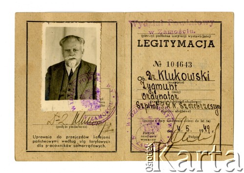 4.05.1949, Zamość, woj. Lublin, Polska.
Legitymacja pracownicza  doktora Zygmunta Klukowskiego ordynatora w szpitalu w Szczebrzeszynie uprawniająca go do przejazdów kolejami państwowymi według ulg taryfowych dla pracowników samorządowych. Na dokumencie widoczne sa pieczęcie Wydziału Powiatowego Krajowej Rady Narodowej w Zamościu, która wystawiła dokument. Z. Klukowski – lekarz, historyk regionalista, żołnierz Związku Walki Zbrojnej, Armii Krajowej (kierował Biurem Informacji i Propagandy w Zamojskim Inspektoracie AK, lekarz oddziałów partyzanckich). W czasie wojny gromadził zapisy z okresu okupacji: dokumenty ruchu oporu na Zamojszczyźnie, wspomnienia, dzienniki i relacje. 
Fot. zbiory Ośrodka KARTA, Pogotowie Archiwalne [PAF_032], udostępniła Alicja Kwiecińska