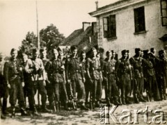 Lipiec 1944, Szczebrzeszyn, Polska.
1. Kompania II Batalionu OPG AK. Pierwszy dzień po wkroczeniu do Szczebrzeszyna przed koszarami - szkołą podstawową. Ostatni z prawej strony stoi B. Polakowski.
Fot. NN, zbiory Ośrodka KARTA, Pogotowie Archiwalne [PAF_032], udostępniła Alicja Kwiecińska