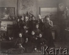 Ok. 1900, Wiedeń, Austro-Węgry.
Pracownia malarza Albina Egger-Lienza, grupa malarek. W górnym rzędzie pierwsza od lewej stoi Zofia Rittner z domu Szwejkowska, żona pisarza i dramaturga Tadeusza Rittnera.
Fot. NN, zbiory Ośrodka KARTA, udostępniła Elżbieta Sławikowska