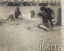 1910, Wenecja Lido, Włochy.
Grupa osób na plaży, na pierwszym planie siedzi Paula Lamich, fotografia z albumu Zofii i Tadeusza Rittnerów ze zdjęciami amatorskimi robionymi przez nich.
Fot. Zofia lub Tadeusz Rittner, zbiory Ośrodka KARTA, udostępniła Elżbieta Sławikowska