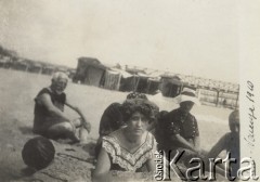 1910, Wenecja, Włochy.
Na plaży w Wenecji. Na pierwszym planie Zofia Rittner, fotografia z albumu Zofii i Tadeusza Rittnerów ze zdjęciami amatorskimi robionymi przez nich.
Fot. Tadeusz Rittner, zbiory Ośrodka KARTA, udostępniła Elżbieta Sławikowska