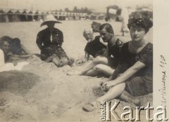 1910, Wenecja Lido, Włochy.
Grupa osób na plaży, z prawej siedzi Paula Lamich, fotografia z albumu Zofii i Tadeusza Rittnerów ze zdjęciami amatorskimi robionymi przez nich.
Fot. Zofia lub Tadeusz Rittner, zbiory Ośrodka KARTA, udostępniła Elżbieta Sławikowska
