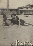 1910, Wenecja Lido, Włochy.
Zofia i Tadeusz Rittnerowie na plaży, fotografia z albumu Zofii i Tadeusza Rittnerów ze zdjęciami amatorskimi robionymi przez nich.
Fot. NN, zbiory Ośrodka KARTA, udostępniła Elżbieta Sławikowska