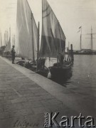 1910, Chioggia k/Wenecji, Włochy.
Łodzie przy nabrzeżu. Fotografia z albumu Zofii i Tadeusza Rittnerów ze zdjęciami amatorskimi robionymi przez nich.
Fot. Zofia lub Tadeusz Rittner, zbiory Ośrodka KARTA, udostępniła Elżbieta Sławikowska
