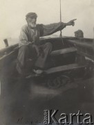 1910, Chioggia k/Wenecji, Włochy.
Rybak na łodzi, fotografia z albumu Zofii i Tadeusza Rittnerów ze zdjęciami amatorskimi robionymi przez nich.
Fot. Zofia lub Tadeusz Rittner, zbiory Ośrodka KARTA, udostępniła Elżbieta Sławikowska