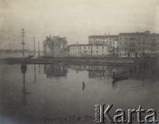 1910, Wenecja, Włochy.
Fragment miasta, z prawej płynąca gondola; fotografia z albumu Zofii i Tadeusza Rittnerów ze zdjęciami amatorskimi robionymi przez nich.
Fot. Zofia lub Tadeusz Rittner, zbiory Ośrodka KARTA, udostępniła Elżbieta Sławikowska