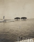 1910, Genewa, Szwajcaria.
Wejście do portu, fotografia z albumu Zofii i Tadeusza Rittnerów ze zdjęciami amatorskimi robionymi przez nich.
Fot. Zofia lub Tadeusz Rittner, zbiory Ośrodka KARTA, udostępniła Elżbieta Sławikowska