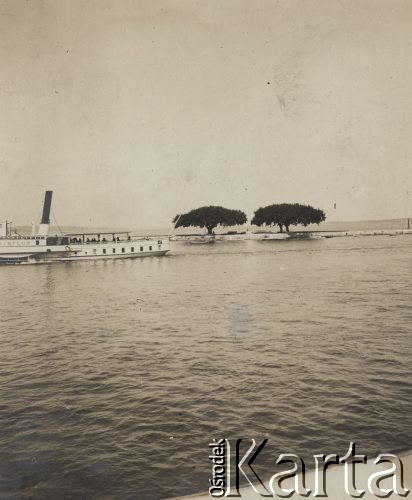 1910, Genewa, Szwajcaria.
Wejście do portu, fotografia z albumu Zofii i Tadeusza Rittnerów ze zdjęciami amatorskimi robionymi przez nich.
Fot. Zofia lub Tadeusz Rittner, zbiory Ośrodka KARTA, udostępniła Elżbieta Sławikowska