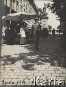 1910, Genewa, Szwajcaria.
Tadeusz Rittner na targu kwiatowym, fotografia z albumu Zofii i Tadeusza Rittnerów ze zdjęciami amatorskimi robionymi przez nich.
Fot. Zofia Rittner, zbiory Ośrodka KARTA, udostępniła Elżbieta Sławikowska