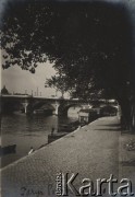 1910, Paryż, Francja.
Pont Neuf, fotografia z albumu Zofii i Tadeusza Rittnerów ze zdjęciami amatorskimi robionymi przez nich.
Fot. Zofia lub Tadeusz Rittner, zbiory Ośrodka KARTA, udostępniła Elżbieta Sławikowska
