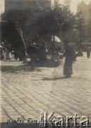 1909, Kraków, Austro-Węgry.
Targ kwiatowy na Rynku Głównym, fotografia z albumu Zofii i Tadeusza Rittnerów ze zdjęciami amatorskimi robionymi przez nich.
Fot. Zofia lub Tadeusz Rittner, zbiory Ośrodka KARTA, udostępniła Elżbieta Sławikowska
