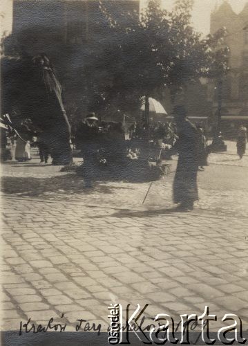 1909, Kraków, Austro-Węgry.
Targ kwiatowy na Rynku Głównym, fotografia z albumu Zofii i Tadeusza Rittnerów ze zdjęciami amatorskimi robionymi przez nich.
Fot. Zofia lub Tadeusz Rittner, zbiory Ośrodka KARTA, udostępniła Elżbieta Sławikowska
