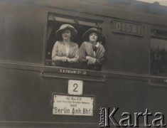 Ok. 1910, Wiedeń, Austro-Węgry.
W oknie pociągu Wiedeń – Berlin stoją prawdopodobie siostry Lamich: Paula i Tonka, dalekie kuzynki Zofii Rittner. 
Fot. Zofia lub Tadeusz Rittner, zbiory Ośrodka KARTA, udostępniła Elżbieta Sławikowska