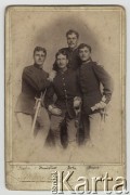 Ok. 1880, Wiedeń, Austro-Węgry.
Grupa młodych mężczyzn w mundurach Austria.ckich z szablami. Na pierwszym planie w środku siedzi Stanisław Juliusz Sławikowski. Imiona pozostałych to (od lewej): Andoc, Bela i Elemir. 
Fot. NN, zbiory Ośrodka KARTA, udostępniła Elżbieta Sławikowska