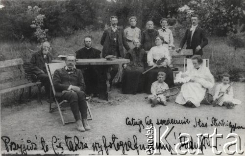1904, Żerosławice, Austro-Węgry.
Grupa osób w ogrodzie dworu w Żerosławicach. Pierwszy od lewej stoi Stanisław Sławikowski, na prawo od niego siedzi jego matka Julia z domu Bzowska 1 voto Sławikowska, 2 voto Maksymowicz, obok niej siedzi z rakietą w ręce Gizella Sławikowska, żona Stanisława. Siedzące dzieci to mogą być Karol i Gizela Sławikowscy. Pozostali to domownicy i goście dworu należącego do rodziny Bzowskich.
Fot. NN, zbiory Ośrodka KARTA, udostępniła Elżbieta Sławikowska