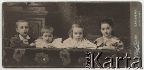 Ok. 1905, Nagy-Becskerek (obecnie Zrenjanin w Serbii), Austro-Węgry.
Dzieci Gizelli i Stanisława Sławikowskich. Od lewej Karol, Lilly, Eugeniusz i Gizela. 
Fot. Istvan Oldal, zbiory Ośrodka KARTA, udostępniła Elżbieta Sławikowska