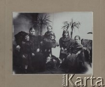 Ok. 1906, Austro-Węgry.
Siedzą od lewej: Edit Várady (ur. 7.12.1898), Katalin Várady, żona Józefa (ur. 1844), Ilona, czyli Helena, używająca potem imienia Lilly Sławikowska (ur. 15.08.1902), Hajnalka Várady (ur. 8.03.1900), Gizela Sławikowska Gizela (ur.15.09.1898).
Fot. NN, zbiory Ośrodka KARTA, udostępniła Elżbieta Sławikowska