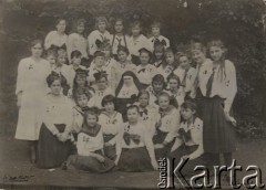 15.05.1919, Kraków, Polska.
Uczennice IV Klasy Liceum Sióstr Urszulanek 1. Oleńka Czeczotówna, 2. Marysia Komierowska (?), 3. Niusia Makowska, 4. Jadzia Staszewska, 5. Ola Pollakówna, 6. Stefa Noworolska, 7. Irena Zawiszanka, 8. Lili Sławikowska (jest tu spolszczone Lilly), 9. Iza Ryska, 10. Mania Wisłoka, 11. Irena Matuszewska, 12. Zosia Bełdowska, 13. Irenka Bäkerówna, 14. Janka Czuszkiewicz, 15. Mafa (?) Mańkowska, 16. Nina Grobkowska (Grabkowska?), 17.Irena Kochanowska, 18.Myszka Tyszkiewicz, 19. Janka Wesołowska, 20. Olga Czerlunerakiewicz (?), 21. Zula Morewska (?), 22. Jaga Bieńkowska, 23. Siostra Stefania Jaguniewna (?) nauczycielka fizyki i matematyki, 24. Jadzia Czupryniewiczówna, 25. Mela Fiałkowa (?), 26. Pawusia (?) Sulimirska, 27. Jadzia Meyerówna, 28. Dusia Czarnecka, 29. Maryna Bielska, 30. Marysia Słupnicka, 31. Zosia Siekirzyńska (?), 32. Zosia Raczyńska.
Fot. NN, zbiory Ośrodka KARTA, udostępniła Elżbieta Sławikowska