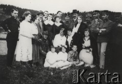 1914-1917, brak miejsca.
Druga od lewej stoi Lilly Sławikowska, trzeci z prawej strony, w mundurze i z medalami, stoi jej ojciec Stanisław Sławikowski. Klęczy druga z prawej córka Stanisława Gizela Sławikowska, siedzi pierwszy z prawej syn Stanisława Erwin Sławikowski. 
Fot. NN, zbiory Ośrodka KARTA, udostępniła Elżbieta Sławikowska