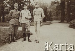 1916, Łańcut
Komisja Przeglądowa w parku książąt Potockich, w środku stoi Stanisław Sławikowski.
Fot. NN, zbiory Ośrodka KARTA, udostępniła Elżbieta Sławikowska