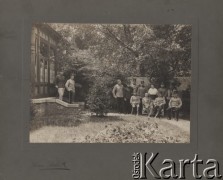 Ok. 1914, Baden bei Wien, Austro-Węgry.
Grupa oficerów armii Austria.ckiej, drugi od prawej siedzi Stanisław Sławikowski.
Fot. Louis Pilcher, zbiory Ośrodka KARTA, udostępniła Elżbieta Sławikowska