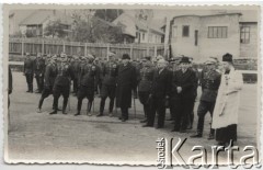 1936, Polska.
Wojsko Polskie, przysięga rekrutów. Stanisław Sławikowski już jako emeryt, po cywilnemu, stoi w środku w ciemnym płaszczu i kapeluszu.
Fot. NN, zbiory Ośrodka KARTA, udostępniła Elżbieta Sławikowska