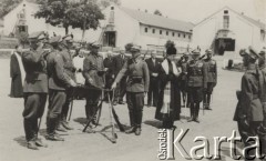Lata 30-te, Polska.
Uroczystość wojskowa (przysięga?), grupa żołnierzy i oficerów Wojska Polskiego z szablami i karabinami oraz księża. Stanisław Sławikowski już jako emeryt, po cywilnemu, stoi z tyłu w środku, w ciemnym garniturze.
Fot. NN, zbiory Ośrodka KARTA, udostępniła Elżbieta Sławikowska