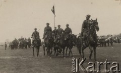 3.05.1932, Kraków Łobzów, Polska.
Uroczyste obchody rocznicy uchwalenia Konstytucji 3-go Maja, VI Pułk Artylerii Lekkiej w Krakowie Łobzowie, na czele oddziału jedzie por. Eugeniusz Sławikowski. 
Fot. NN, zbiory Ośrodka KARTA, udostępniła Elżbieta Sławikowska