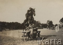 1928, Kraków, Polska.
Trening do zawodów hippicznych - skok przez stół - por. Eugeniusz Sławikowski.
Fot. st. ogniomistrz Sucharski; zbiory Ośrodka KARTA, udostępniła Elżbieta Sławikowska