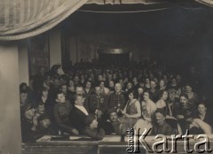 Luty 1930, Zakopane, Polska.
Sanatorium wojskowe - kuracjusze występujący w kabarecie. Pierwszy rząd od lewej, aktorzy: por. Kozicki saper, por. Koljewicz żandarm, rotm. Zgierski, por. Moissner lotnik (w cywilnym fraku), por. Kwaljaszwili (Gruzin), p. Krazawska (żona kapitana), p. Dymszyna (żona kapitana ), por Kłoss lotnik. 
Fot. NN, zbiory Ośrodka KARTA, udostępniła Elżbieta Sławikowska