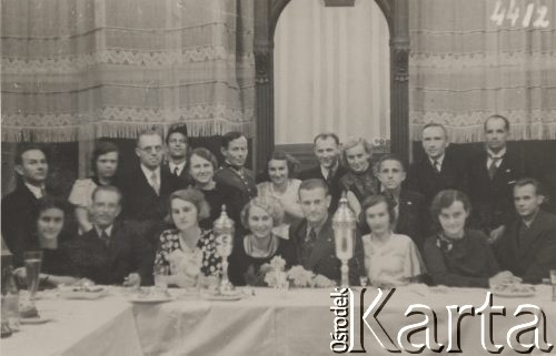 Lata 30-te, Toruń, woj. Pomorskie, Polska.
Bankiet po turnieju tenisowym, za stołem, na którym stoją dwa puchary, siedzą m.in. p. Fryszczynowa, p. Jana u góry, w mundurze lekarz wojskowy, Lilly Sławikowska w pierwszym rzędzie, w czarnej sukience w biały wzór.
Fot. Roman Szczerbowski „Foto-Technika”, Toruń, Żeglarska 27; zbiory Ośrodka KARTA, udostępniła Elżbieta Sławikowska
