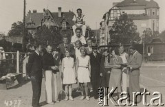 Lata 30-te, Toruń, woj. Pomorskie, Polska.
Turniej tenisowy, stoją od lewej: p. Fryszczyn, p. Jana (córka prezesa Wyrobisza), Lilly Sławikowska, p. Fryszczynowa, prezes Wyrobisz i jego córka; wyżej: p. Stogowski, Herdegen, Malinowski, p. Funek Bojanowski.
Fot. Roman Szczerbowski „Foto-Technika”, Toruń, Żeglarska 27; zbiory Ośrodka KARTA, udostępniła Elżbieta Sławikowska