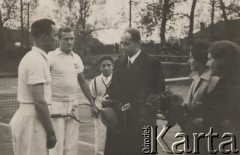 Lata 30-te, Toruń, woj. Pomorskie, Polska.
Turniej tenisowy - p. Jana i Lilly Sławikowska (pierwsza z prawej), prezes Wyrobisz, z lewej stoi Hebda.
Fot. Roman Szczerbowski „Foto-Technika”, Toruń, Żeglarska 27; zbiory Ośrodka KARTA, udostępniła Elżbieta Sławikowska
