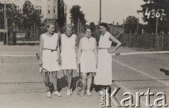 Lata 30-te, Toruń, woj. Pomorskie, Polska.
Turniej tenisowy - stoją od lewej: p. Fryszczyn, p. Jana, p. Lilly Sławikowska. 
Fot. Roman Szczerbowski „Foto-Technika”, Toruń, Żeglarska 27; zbiory Ośrodka KARTA, udostępniła Elżbieta Sławikowska
