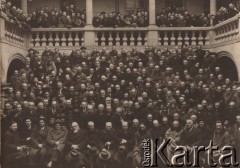 1935, Kraków, Polska.
Uczestnicy Zjazdu Wydziału Rolniczego Uniwersytetu Jagiellońskiego. W pierwszym rzędzie trzeci z prawej strony (w jaśniejszym płaszczu) siedzi Zygmunt Sobieszczański, syn Ruperta Kwiryna Franciszka Piorun-Sobieszczańskiego herbu Rogala i Józefy Janiszewskiej herbu Ostoja, brat Julii Marii Redych (ur.28.05.1878 w Podwodowie koło Tomaszowa Lubelskiego, zm. 13.01.1959 w Lublinie). W środkowej części balkonu stoi Erwin Sławikowski (jest najwyższy), mąż Haliny z domu Redych.
Fot. NN, zbiory Ośrodka KARTA, udostępniła Elżbieta Sławikowska