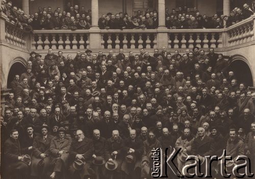 1935, Kraków, Polska.
Uczestnicy Zjazdu Wydziału Rolniczego Uniwersytetu Jagiellońskiego. W pierwszym rzędzie trzeci z prawej strony (w jaśniejszym płaszczu) siedzi Zygmunt Sobieszczański, syn Ruperta Kwiryna Franciszka Piorun-Sobieszczańskiego herbu Rogala i Józefy Janiszewskiej herbu Ostoja, brat Julii Marii Redych (ur.28.05.1878 w Podwodowie koło Tomaszowa Lubelskiego, zm. 13.01.1959 w Lublinie). W środkowej części balkonu stoi Erwin Sławikowski (jest najwyższy), mąż Haliny z domu Redych.
Fot. NN, zbiory Ośrodka KARTA, udostępniła Elżbieta Sławikowska