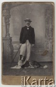 Ok. 1900, Clausthal, Niemcy.
Portret mężczyzny z psem. Jest to Mieczysław Redych, syn Józefa Redycha i Heleny z Mieszkowskich, brat Emila Karola i Aleksandra. Ukończył wydział górnictwa naftowego w Berlinie, pracował w kopalni ropy naftowej w okolicach Krosna (prawdopodobnie w Jaśle). Mieszkał w Jedliczu, zmarł w 1945 roku. Jego żona Niemka z Berlina - Elisabeth, należała do Armii Krajowej, prawdopodobnie była kurierką. 
Fot. Friedrich Zirkler, zbiory Ośrodka KARTA, udostępniła Elżbieta Sławikowska