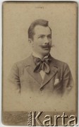 Ok. 1900, Ryga, Rosja
Portret Emila Karola Redycha (ur. 23.03.1870 w Kielcach, zm. 3.04.1948 w Tarnawatce), syna Józefa Redycha i Heleny z Mieszkowskich. Ukończył z wyróżnieniem studia rolnicze na politechnice w Rydze. Początkowo pracował w prywatnych majątkach ziemskich. Po ślubie z Julią Sobieszczańską prowadził własne gospodarstwo Rachanie Dwór we wsi Pawłówka (koło Tomaszowa Lubelskiego) liczącego Przed parcelacją 200 hektarów. Gospodarstwo to specjalizowało się w hodowli bydła zarodowego rasy polskiej czerwonej. 
Fot. L. von Wirschikowski, zbiory Ośrodka KARTA, udostępniła Elżbieta Sławikowska