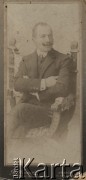 Ok. 1915, Kraków, Austro-Wegry
Portret Emila Karola Redycha (ur. 23.03.1870 w Kielcach, zm. 3.04.1948 w Tarnawatce), syna Józefa Redycha i Heleny z Mieszkowskich. Ukończył z wyróżnieniem studia rolnicze na politechnice w Rydze. Początkowo pracował w prywatnych majątkach ziemskich a po ślubie z Julią Sobieszczańską prowadził własne gospodarstwo Rachanie Dwór we wsi Pawłówka (koło Tomaszowa Lubelskiego), które specjalizowało się w hodowli bydła zarodowego rasy polskiej czerwonej. 
Fot. Bernard Henner, zbiory Ośrodka KARTA, udostępniła Elżbieta Sławikowska