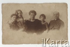 Ok. 1920, brak miejsca.
Rodzina Redychów, od lewej: Julia Maria Redych, Halina Redych, NN, Tadeusz Władysław Redych, ksiądz NN. 
Fot. NN, zbiory Ośrodka KARTA, udostępniła Elżbieta Sławikowska