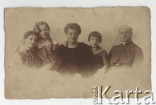 Ok. 1920, brak miejsca.
Rodzina Redychów, od lewej: Julia Maria Redych, Halina Redych, NN, Tadeusz Władysław Redych, ksiądz NN. 
Fot. NN, zbiory Ośrodka KARTA, udostępniła Elżbieta Sławikowska