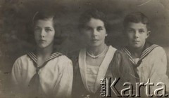 1921, brak miejsca., Polska.
Julia Maria Redych z dziećmi: Haliną i Tadeuszem Władysławem.
Julia Maria Redych (ur. 15.08.1879, zm. 24.09.1945 w Krasnymstawie) była córką Ruperta Kwiryna Franciszka Piorun-Sobieszczańskiego herbu Rogala i Józefy Janiszewskiej herbu Ostoja, żoną Emila Karola Redycha. Małżonkowie Julia i Emil Redychowie byli właścicielami majątku ziemskiego Rachanie Dwór we wsi Pawłówka (koło Tomaszowa Lubelskiego), które specjalizowało się w hodowli bydła zarodowego rasy polskiej czerwonej.
Halina Redych (ur. 7.10.1907 w Rachaniach Nowych, zm. 5.04.2003 w Świniotopie) później po mężu Sławikowska, ukończyła dwuletnie pomaturalne kursy ogrodnicze na Uniwersytecie Jagiellońskim. Ogrodnictwem zajmowała się do końca życia, działała także społecznie, w Werbkowicach koło Hrubieszowa zorganizowała bibliotekę gminną.
Tadeusz Władysław Redych (ur. 27.06.1909 w Rachaniach Nowych koło Tomaszowa Lubelskiego, zginął w bitwie nad Bzurą 18 września 1939 r. lub 20 września) ukończył studia rolnicze w Dublanach koło Lwowa. W 1938 roku ożenił się z Wandą Nesterską. Był porucznikiem rezerwy 2 Dywizji 27 Pułku Artylerii Lekkiej. Zmobilizowany w połowie sierpnia 1939 roku do Włodzimierza Wołyńskiego do 25 Pułku Artylerii Lekkiej, został przeniesiony wraz z pułkiem w okolice Tarnowa, skąd po rozbiciu przez Niemców Przedzierał się w kierunku Warszawy, skupiając wokół siebie żołnierzy z różnych rozbitych formacji. Z tak utworzonym oddziałem wziął udział w walkach w Puszczy Kampinoskiej, gdzie poległ.
Fot. NN, zbiory Ośrodka KARTA, udostępniła Elżbieta Sławikowska
