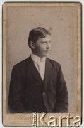 Ok. 1885, Nagy-Becskerek (obecnie Zrenjanin w Serbii), Austro-Węgry.
Imre Várady, urodzony w 1867 roku, zmarły w 1959 roku, syn Katalin z domu Sorg i Józefa Várady. 
Fot. S. Alkalay, zbiory Ośrodka KARTA, udostępniła Elżbieta Sławikowska