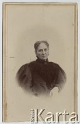 Ok. 1900, brak miejsca.
Julia Benedykta Antonina z domu Bzowska, jej pierwszym mężem był Tytus Sławikowski, drugim Maksymowicz.
Fot. NN, zbiory Ośrodka KARTA, udostępniła Elżbieta Sławikowska