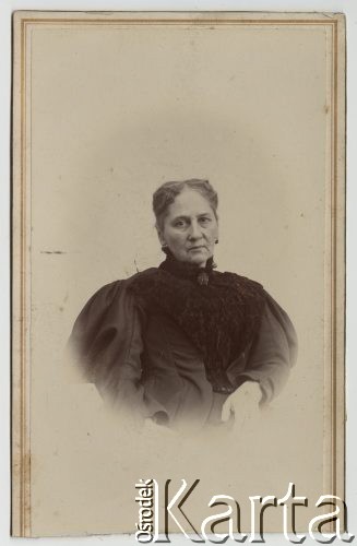 Ok. 1900, brak miejsca.
Julia Benedykta Antonina z domu Bzowska, jej pierwszym mężem był Tytus Sławikowski, drugim Maksymowicz.
Fot. NN, zbiory Ośrodka KARTA, udostępniła Elżbieta Sławikowska